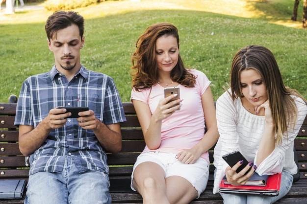 teenagers-with-smartphoens-on-bench_23-2147659081 teenagers-with-smartphoens-on-bench_23-2147659081